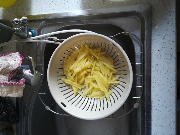 为什么炒土豆丝总粘锅而且还不脆,炒土豆丝怎么不粘锅窍门