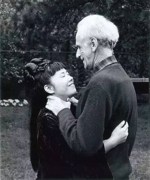 住了50年精神病院，一幅画却能卖2亿的日本国宝级画家：草间弥生