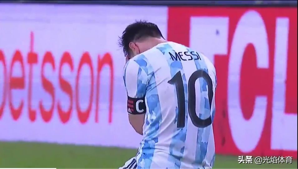 内马尔球袜脚被踢破,梅西进球内马尔被砸