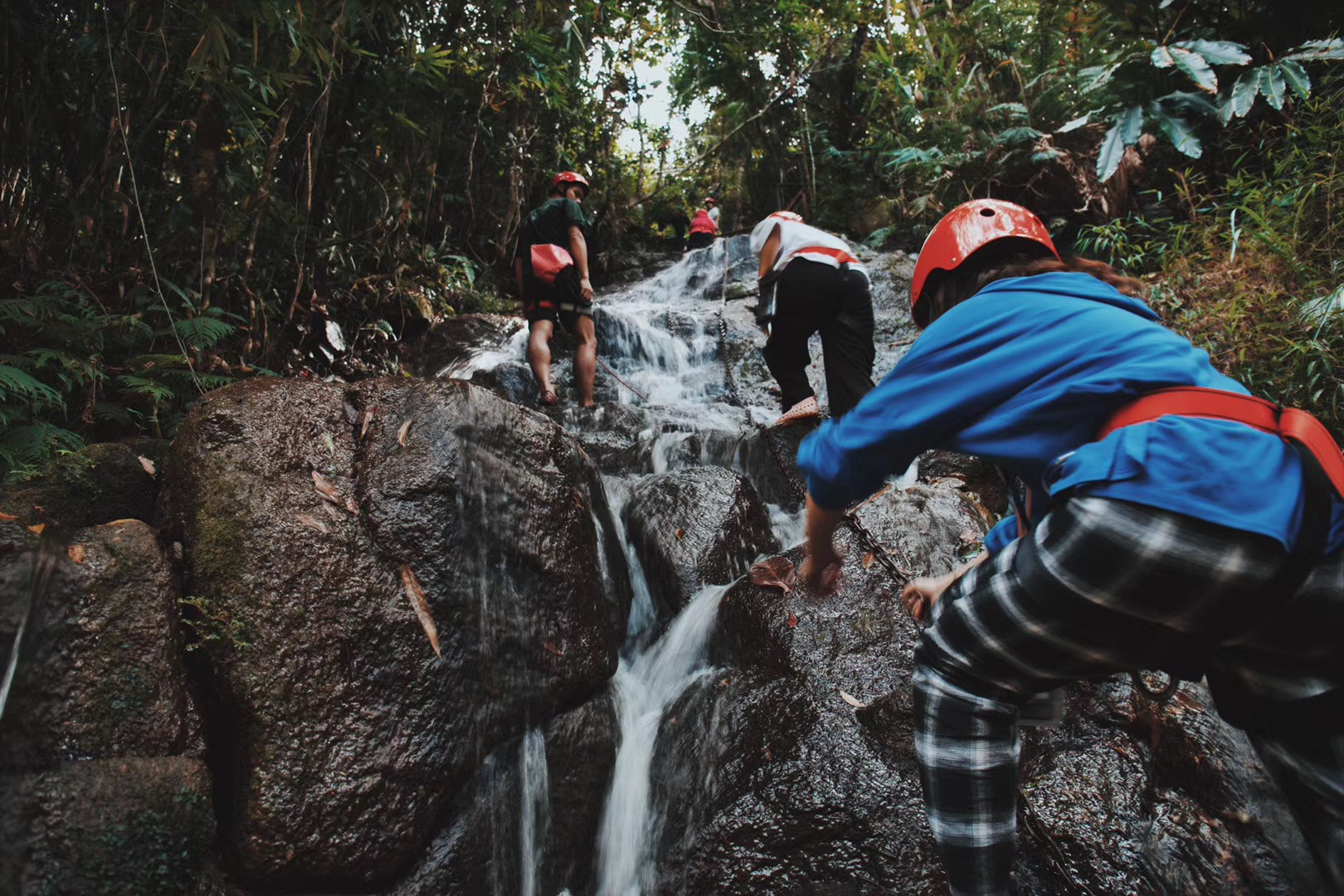 五指山红峡谷漂流一日游,五指山红峡谷漂流后还可以去哪玩