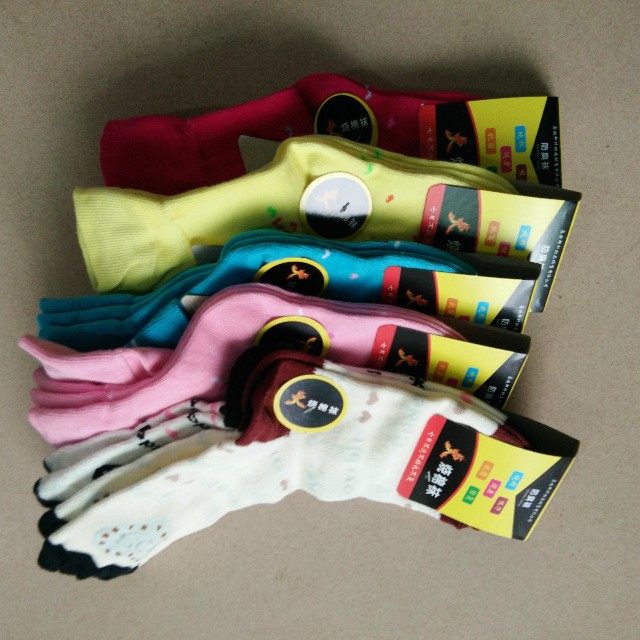 怎样联系袜子厂家的尾货批发,火烧棉袜子厂家批发联系电话号码