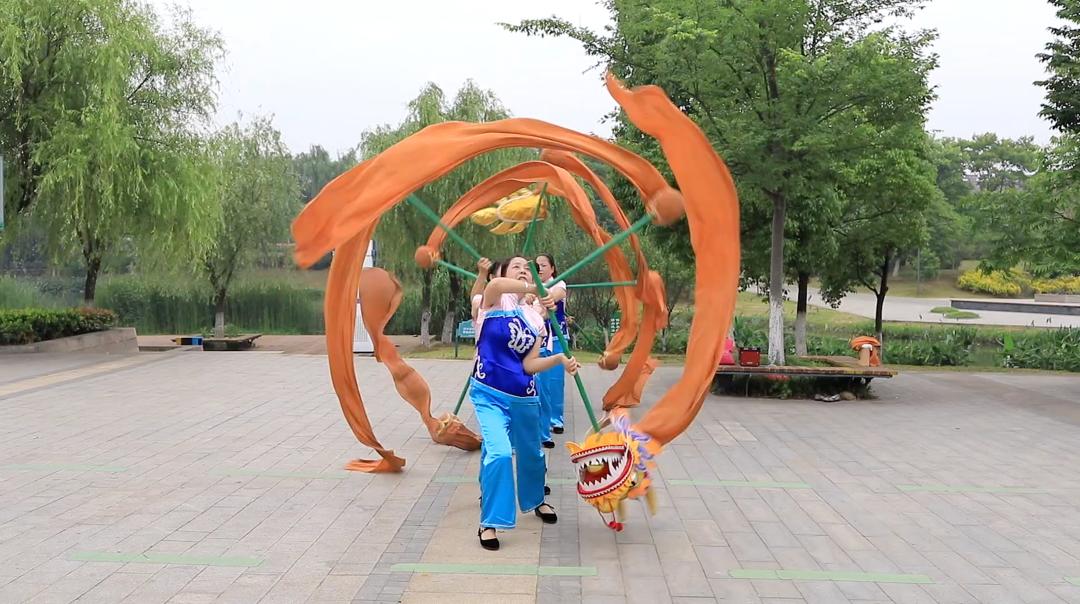 段龙表演,段龙舞龙