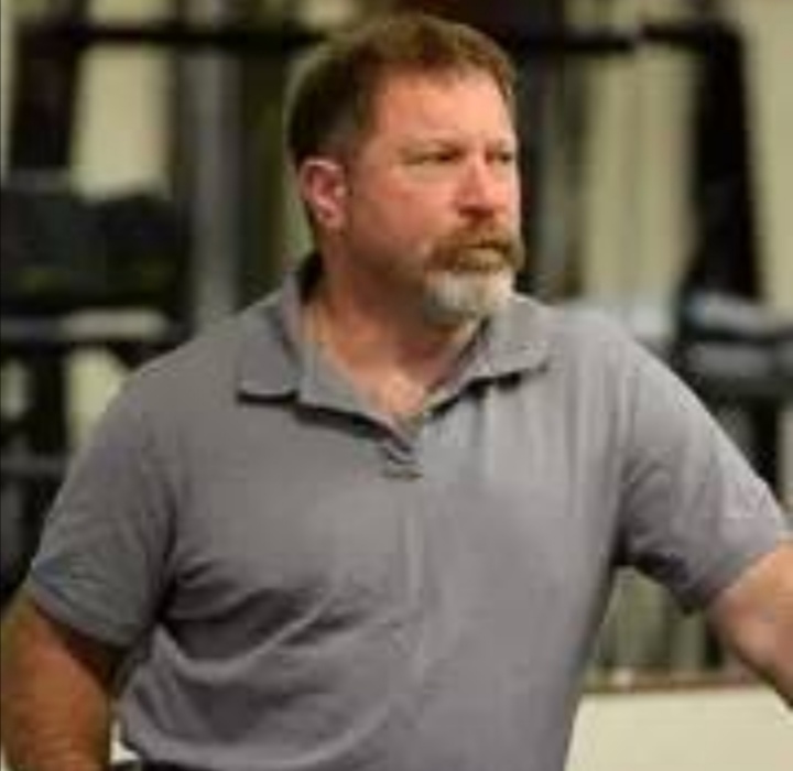 练肱三头肌能让手臂更加粗壮吗,手臂太粗显得胸肌太小