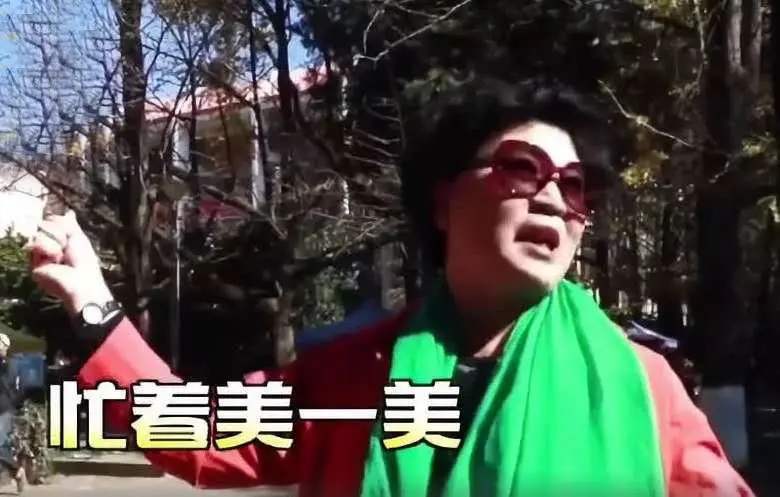 上了岁数的女人，冬天穿衣要有讲究，帽子+呢大衣，时髦又显气质