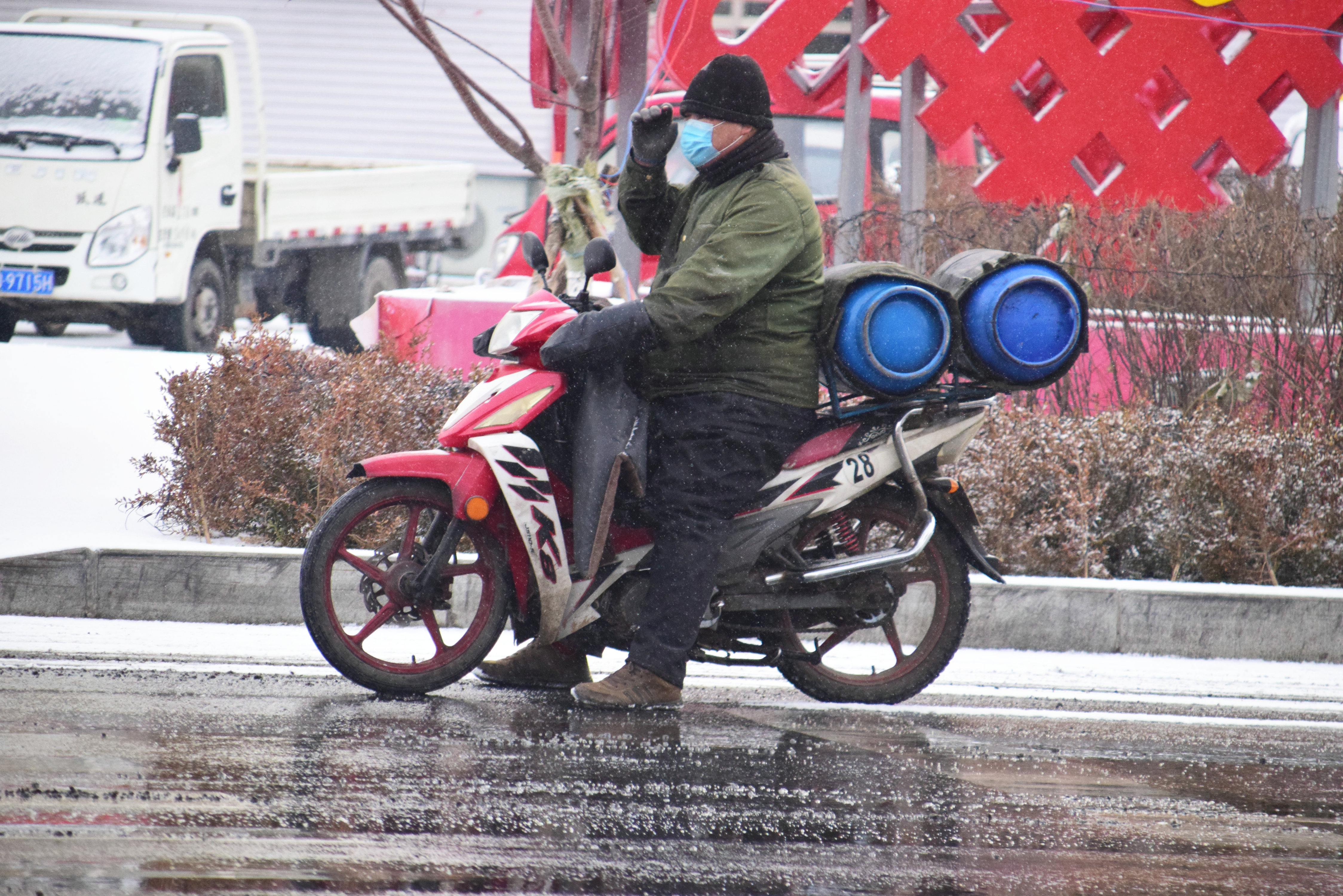 日伪时期一家瘟死俩儿子，老爹急红了眼，抄起碾棍去庙里打阎王爷
