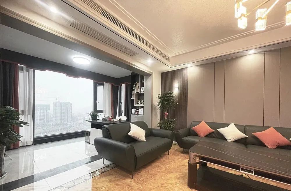 阳台改成小卧室凸出来的,阳台改成衣帽间和办公区