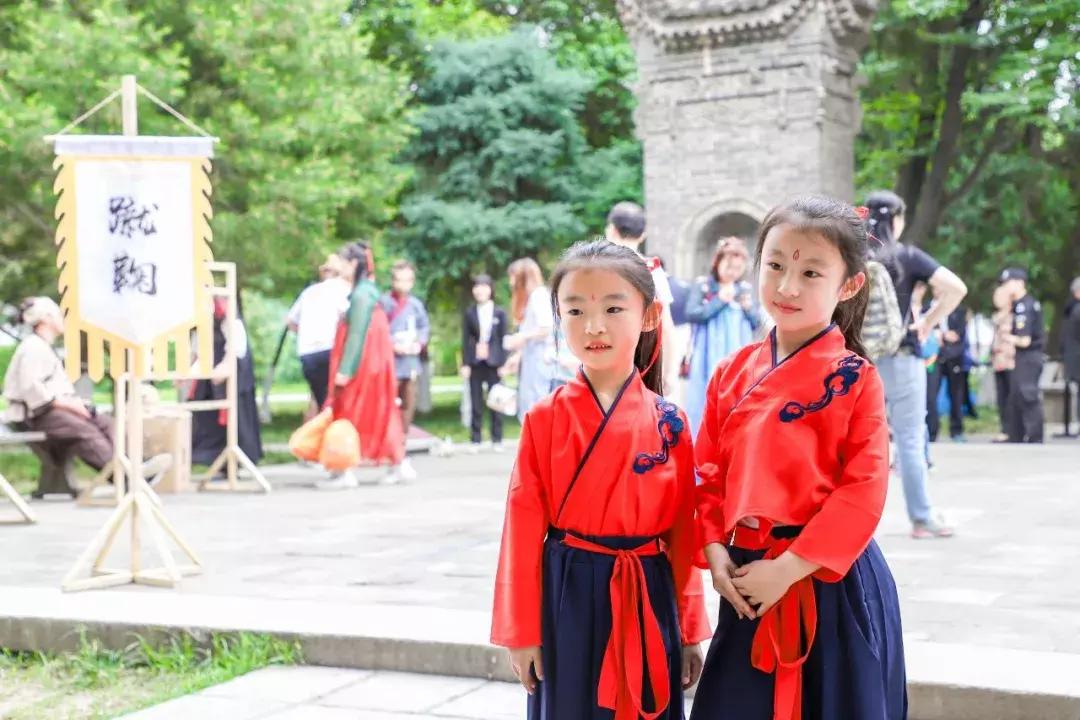 西安汉服秀视频,西安曲江池汉服秀