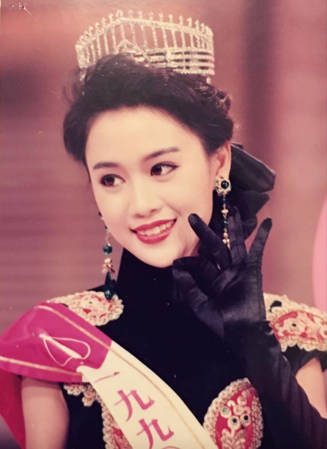 50岁梁小冰小腹凸显，被网友怀疑怀孕，6字回应尽显情商