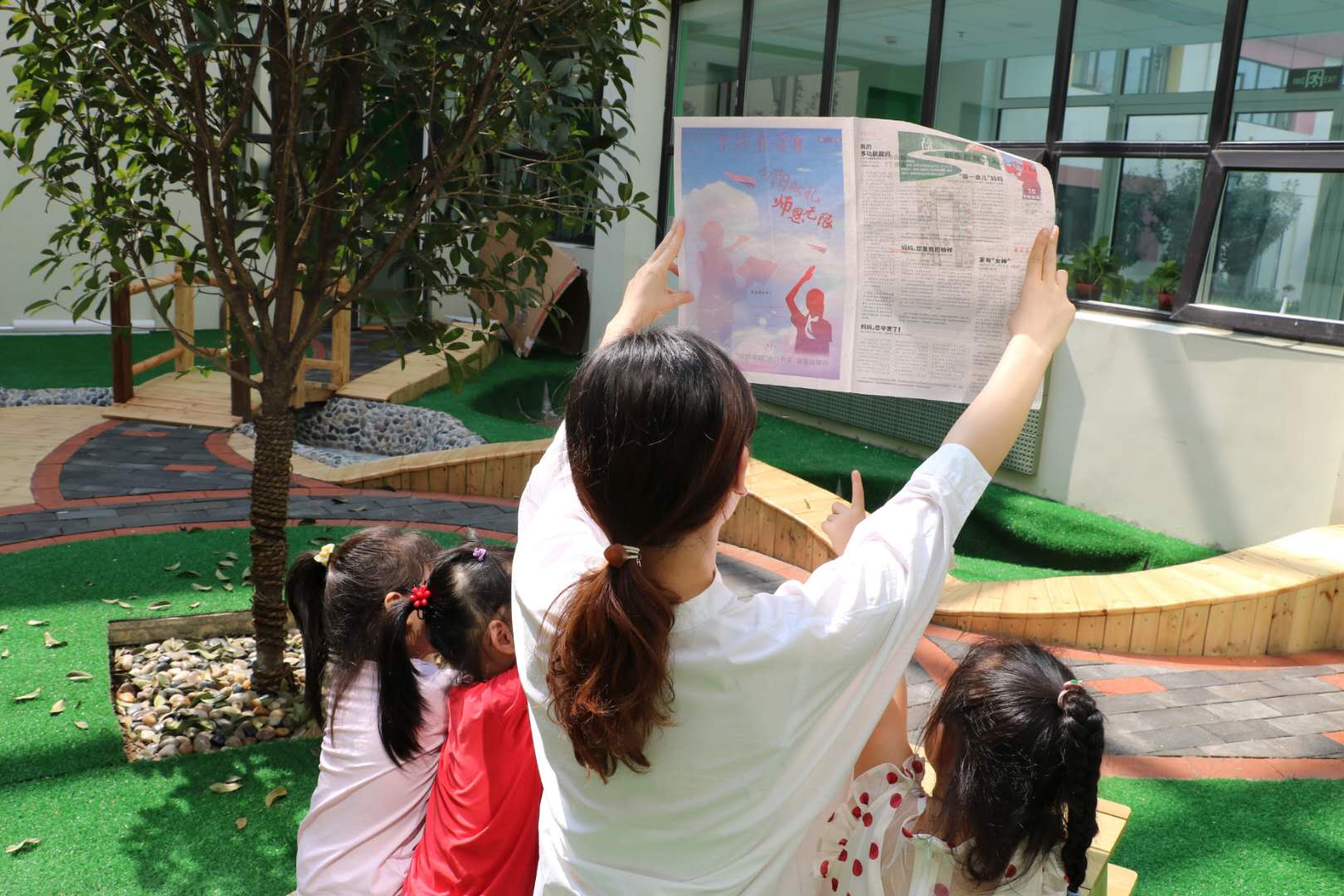 向阳献礼，师恩无限！《泉城家庭教育》创意封面感动济南师生