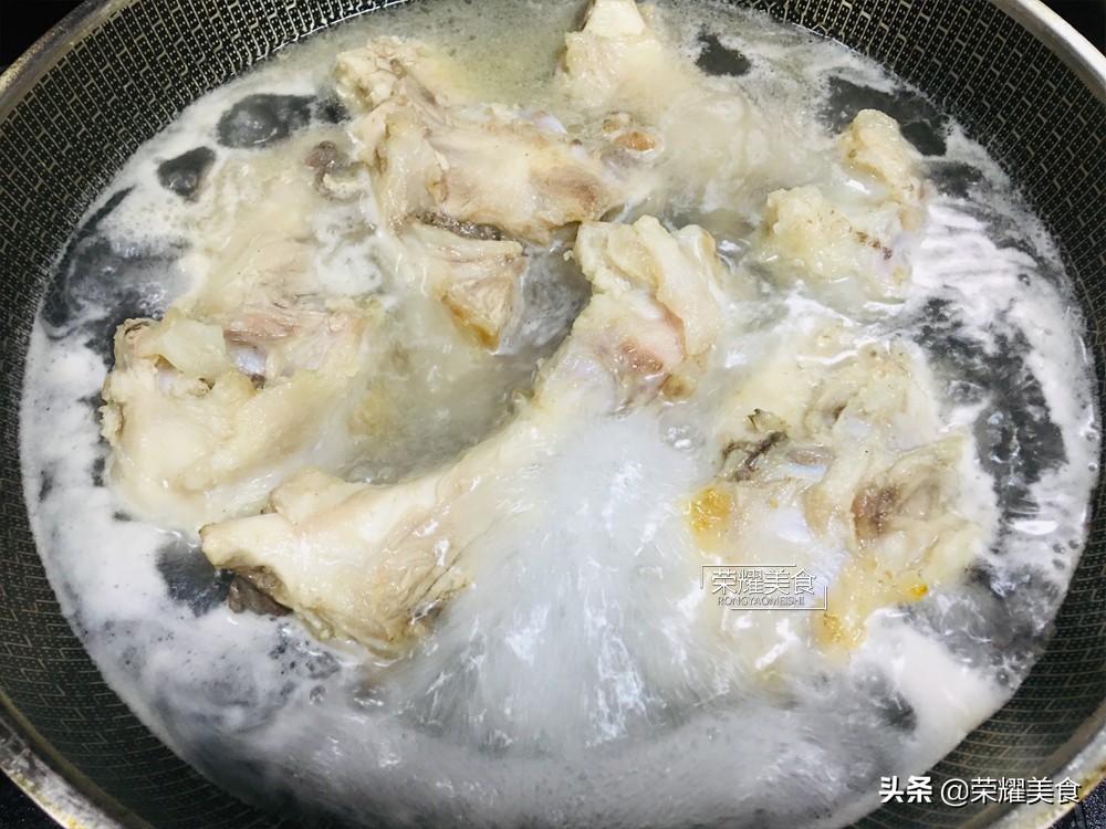 在家做牛骨汤底,做家常牛骨汤放什么佐料