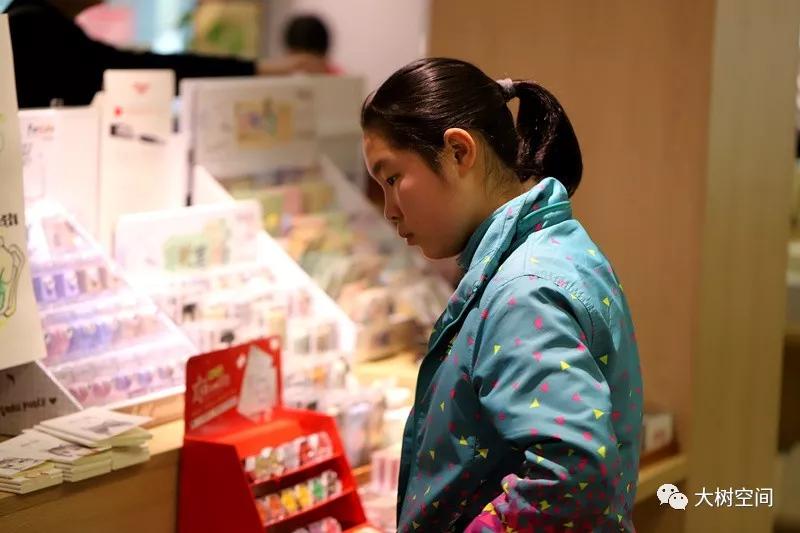 耐得住寂寞的进口文具店老板…26年，他成了文具界的达人