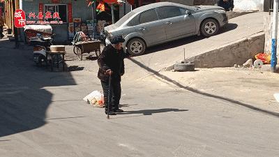 【*今条头日**】兴县街头大中午一点多拍到的一幕，辛酸，想哭！