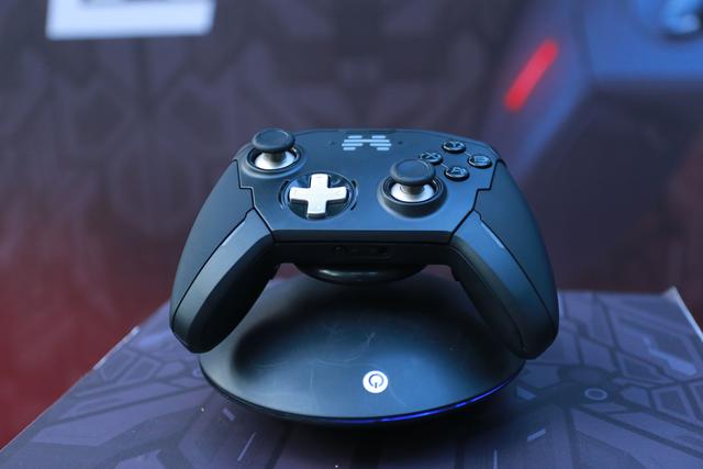 国产游戏手柄崛起,游戏手柄北通黑武士和宙斯对比