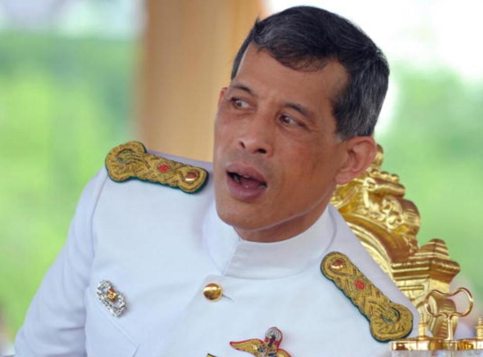 68岁泰王给玉佛擦身,泰国玉佛