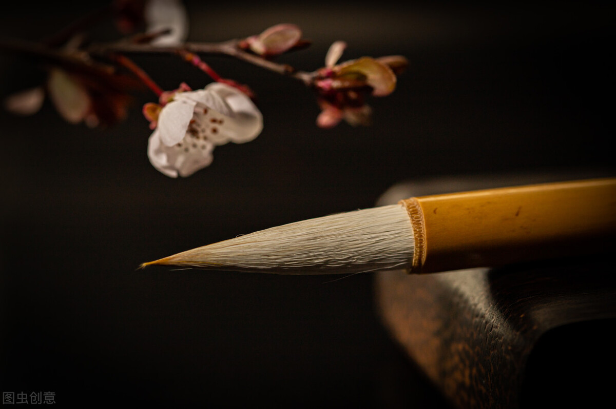 我给学书法的孩子们讲课,第一堂课先给每个人发一块煤、一爿瓦片