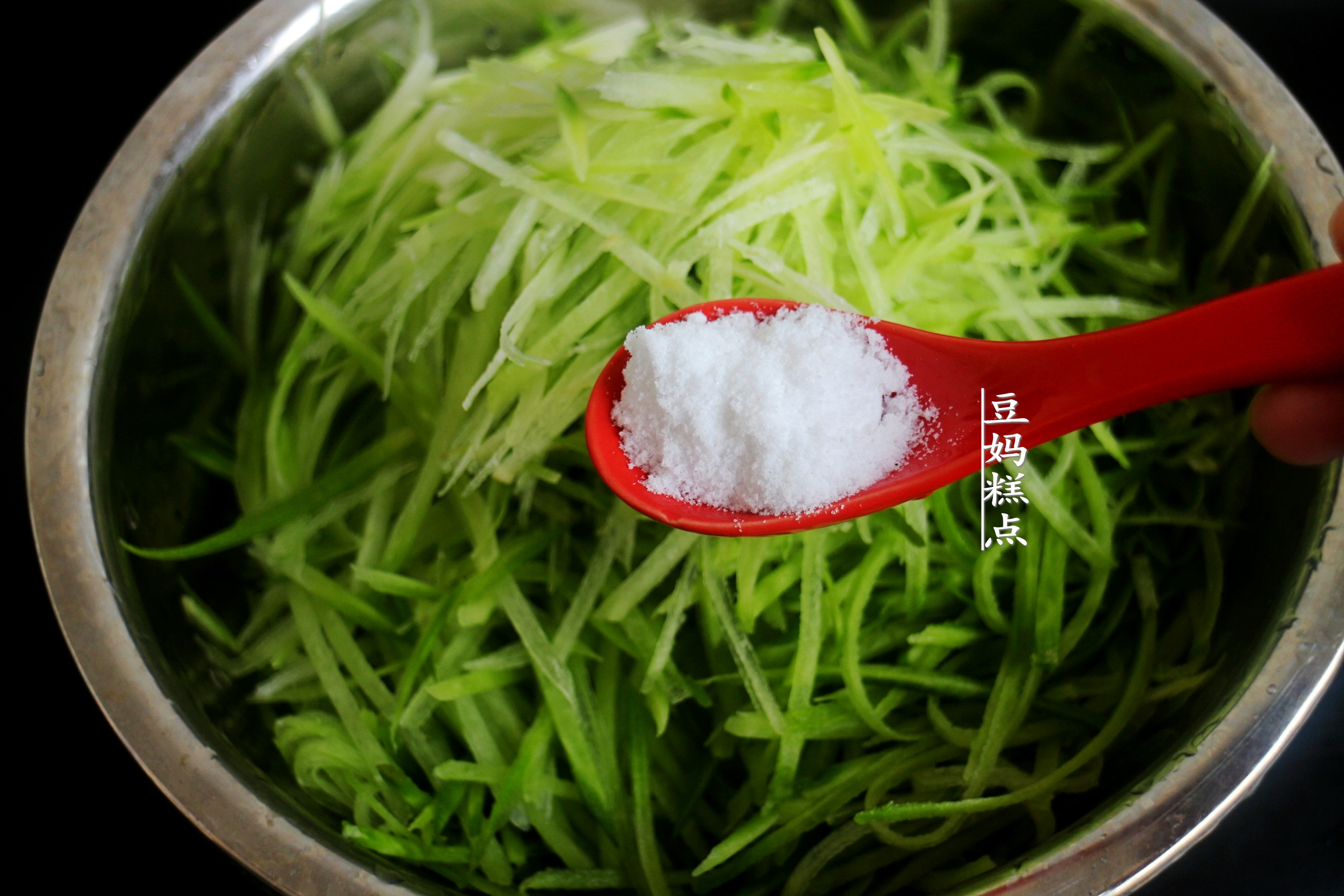 炸好丸子萝卜怎么做好吃,萝卜丸子放什么炸又酥又软