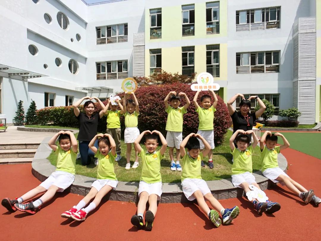 萌娃们终于复学啦！来看今天小学、幼儿园的现场图→