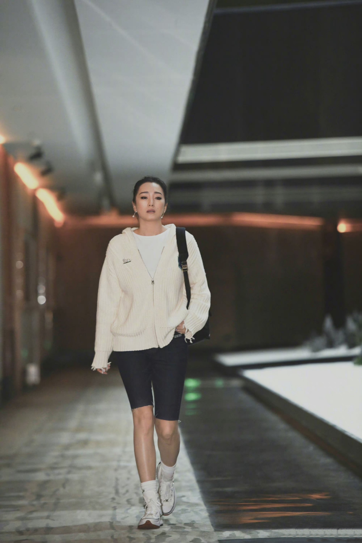 巩俐白衬衫配白裙,巩俐穿碎花裙显壮实力