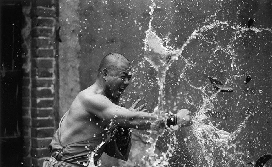 古代少林寺武僧练武踩凹地板,少林寺武僧进入部队练武