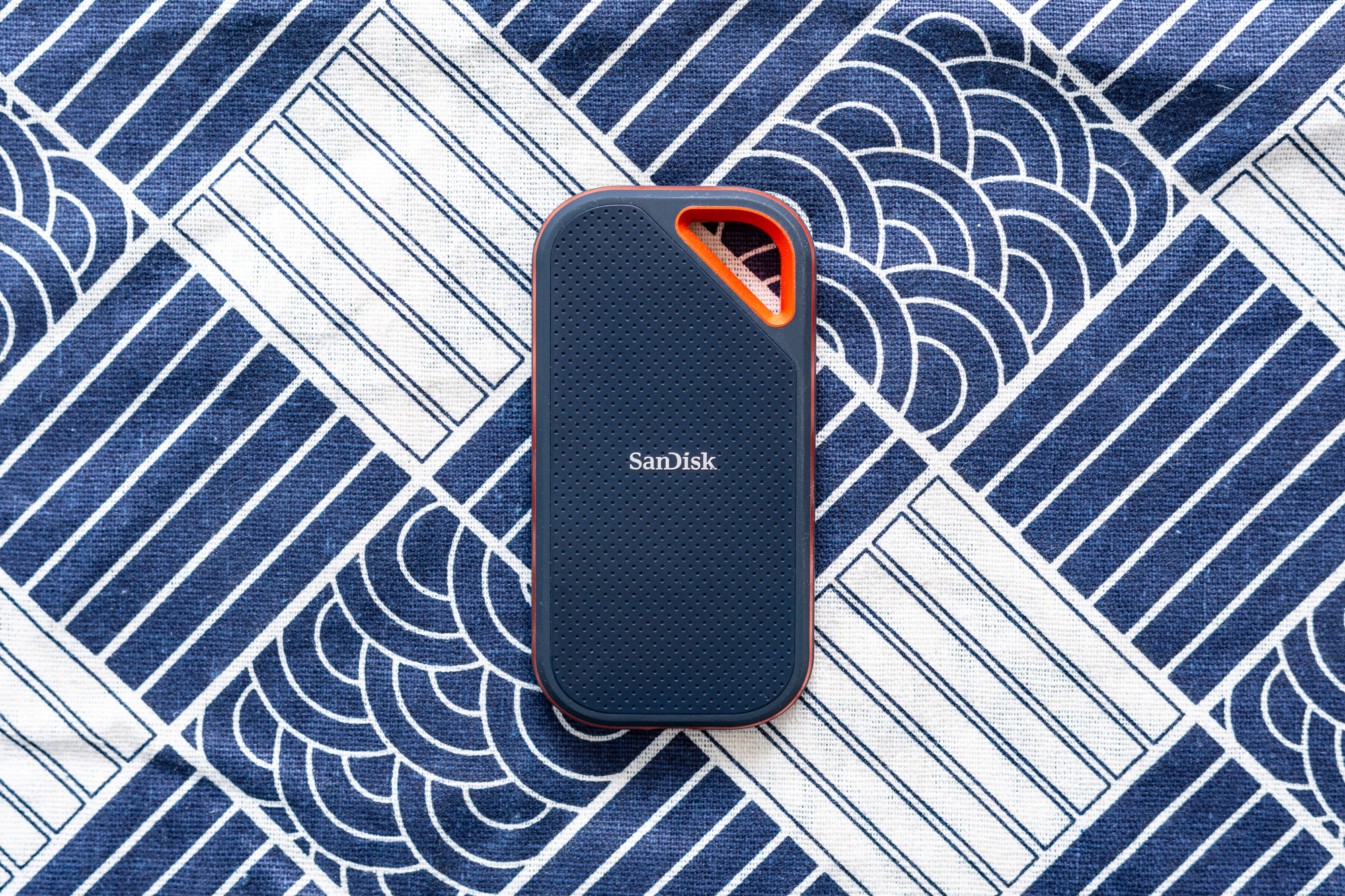 千兆传输速度移动硬盘,闪迪至尊高速固态硬盘4k读写速度