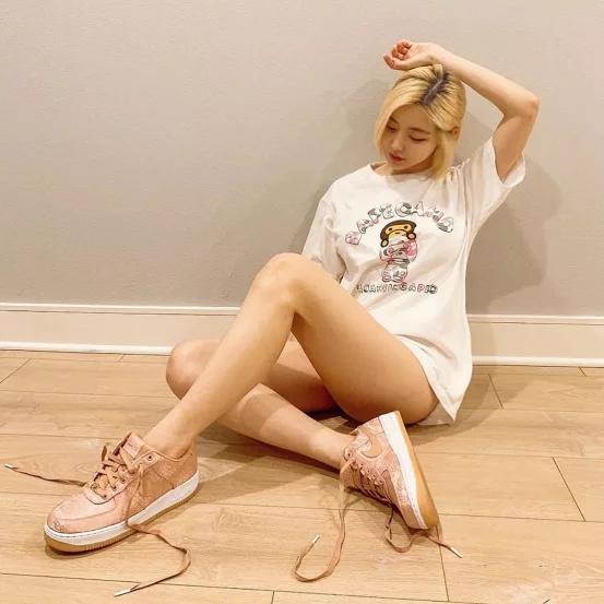 欧阳娜娜aj1,欧阳娜娜上脚香槟黄匡威