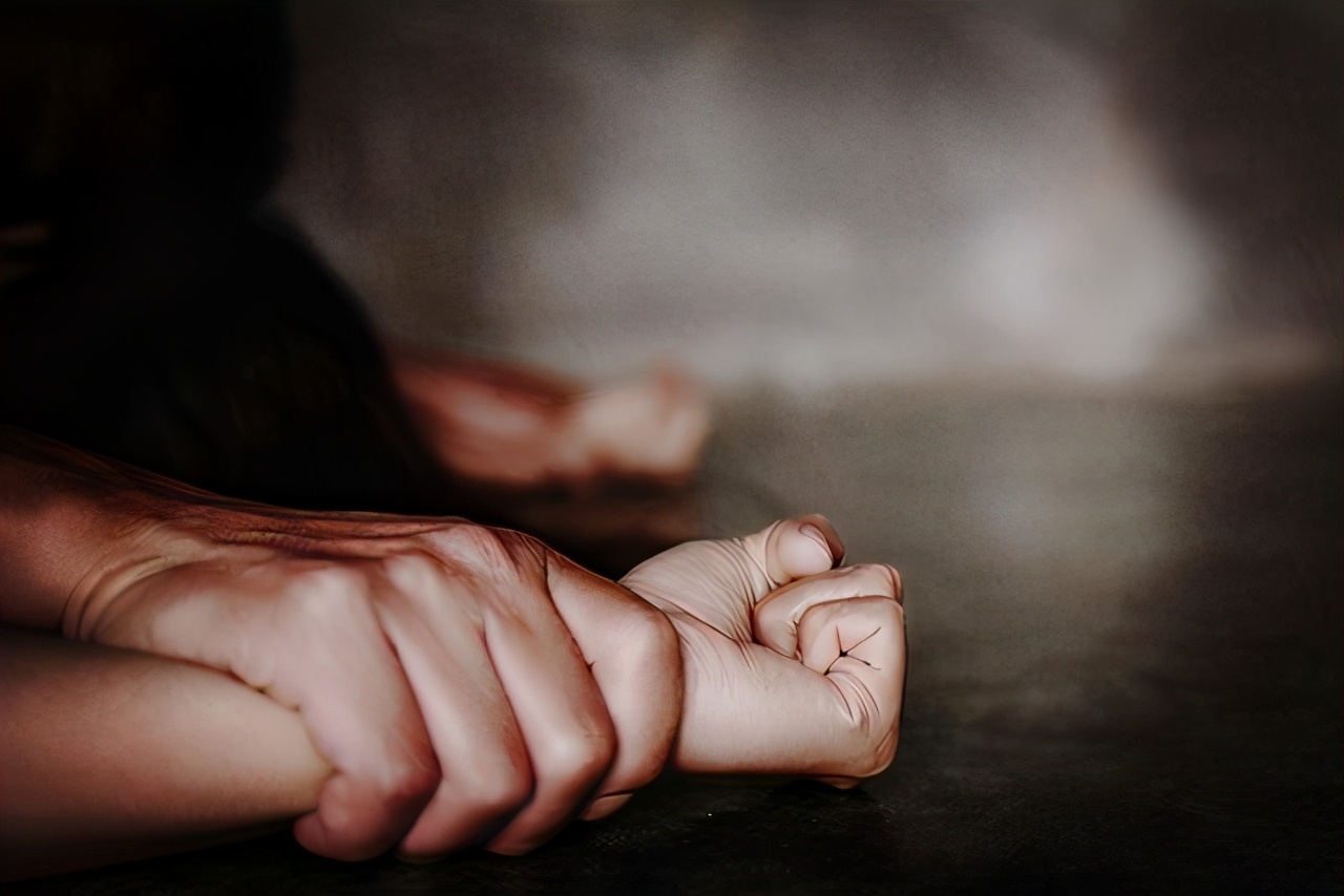 印度女孩被表兄弟侵害后报警,印度12岁女孩被同学侵害后续