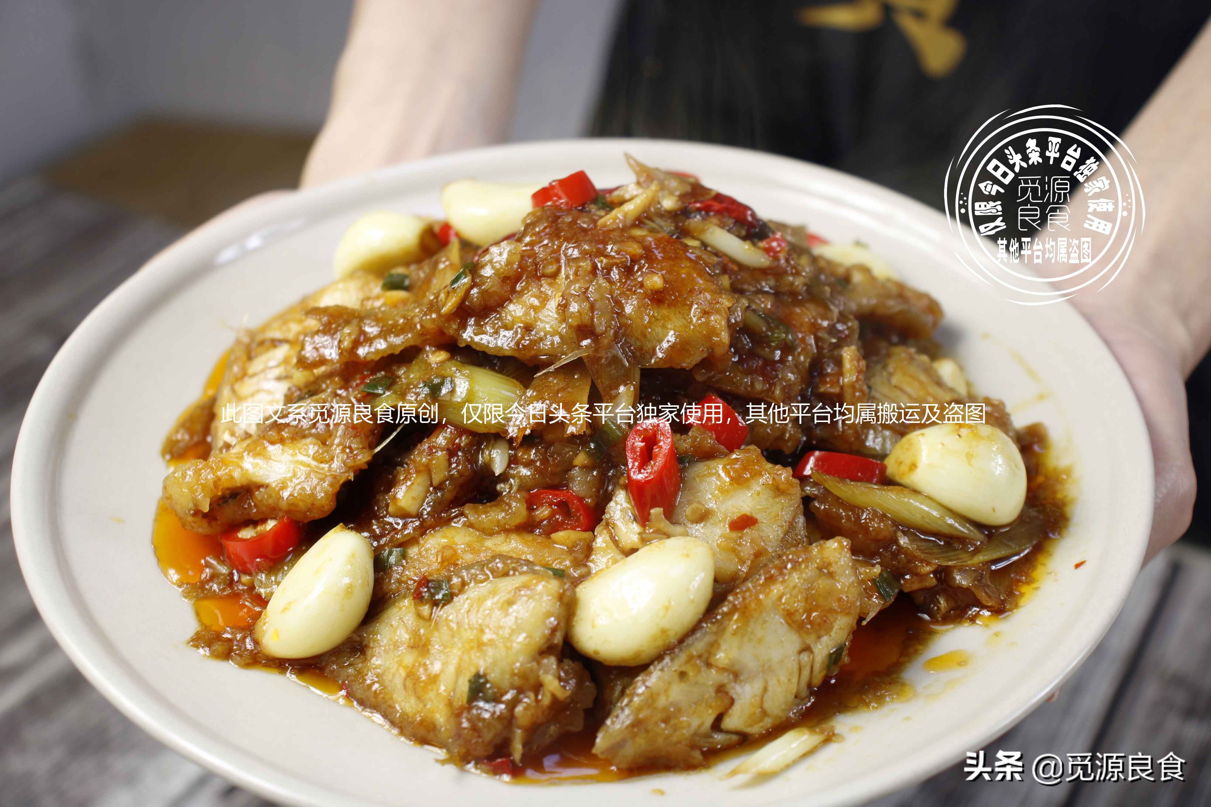 30条剥皮鱼,半碗大蒜头,教你特简单的做法,出锅比小龙虾还美味