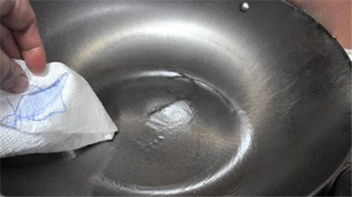 新铁锅怎样开锅养锅,养锅的正确方法铁锅开锅