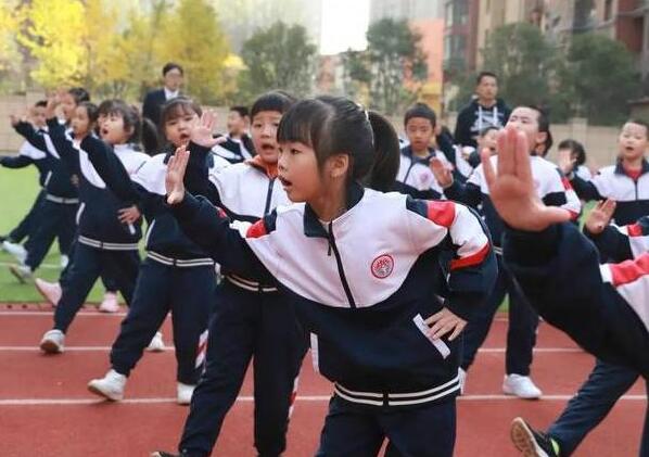 校服收费标准小学生,小学生校服收费100块