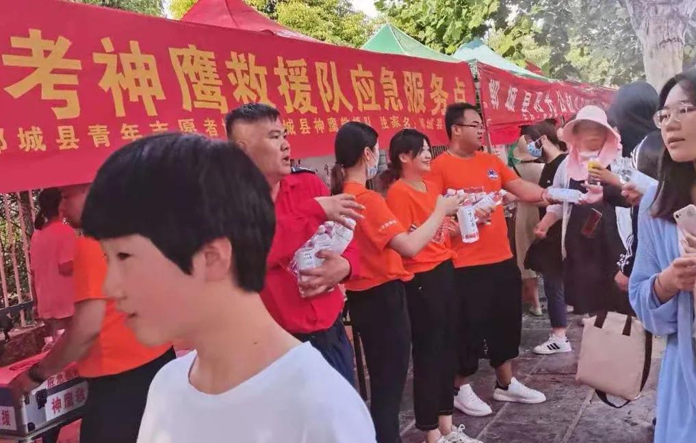 蓝天救援队助力高考 (应急救援队为高考生保驾护航)