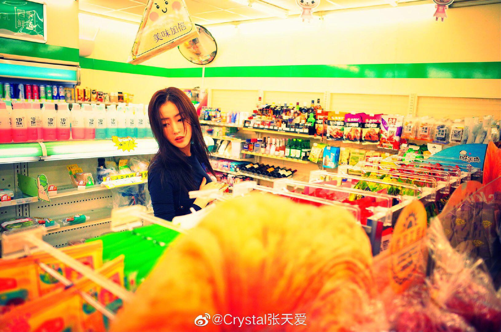 张天爱足球袜尽显美腿*服私**也有时尚表现力