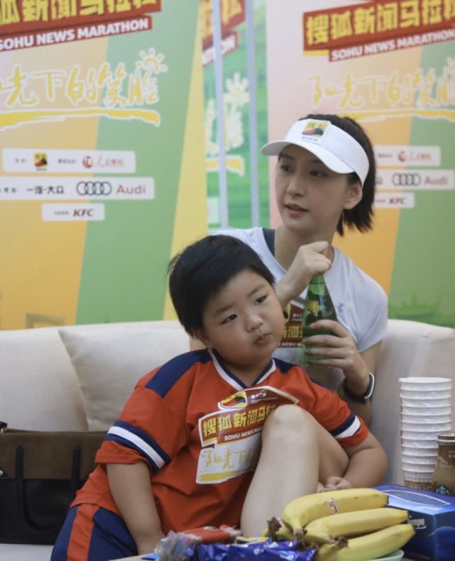 唐一菲带儿子综艺,唐一菲近期和孩子照片