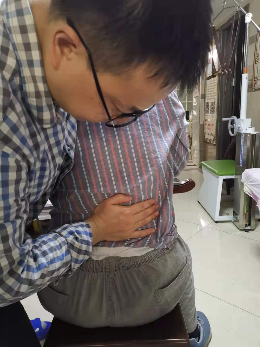 腰间盘突出压迫坐骨神经正骨手法,坐骨神经痛正骨视频立竿见影