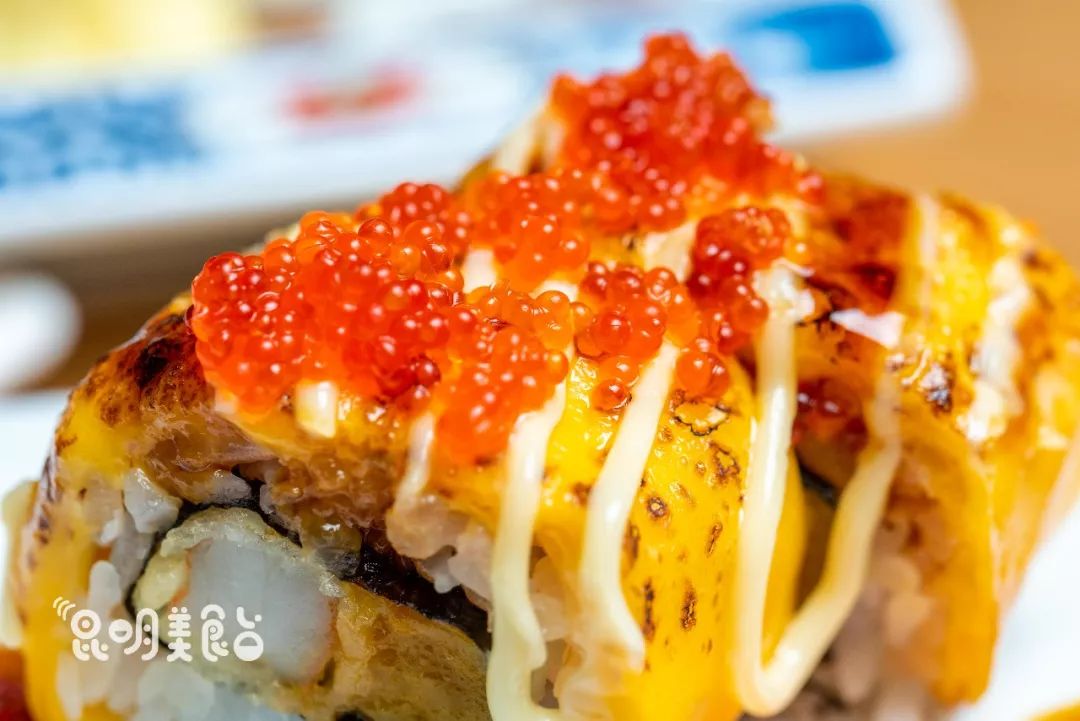 在昆明，第一次见200斤的大鱼，蘸着芥末生吃超爽