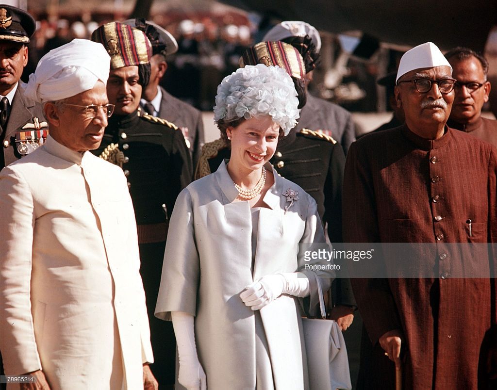 粉红美钻送公主，成全莉莉贝特少女心，女王的这枚花型胸针不简单