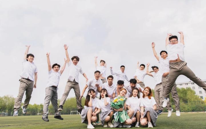 有种毕业照叫“人生赢家”，独苗男生成“新娘”，49个女生伴新郎