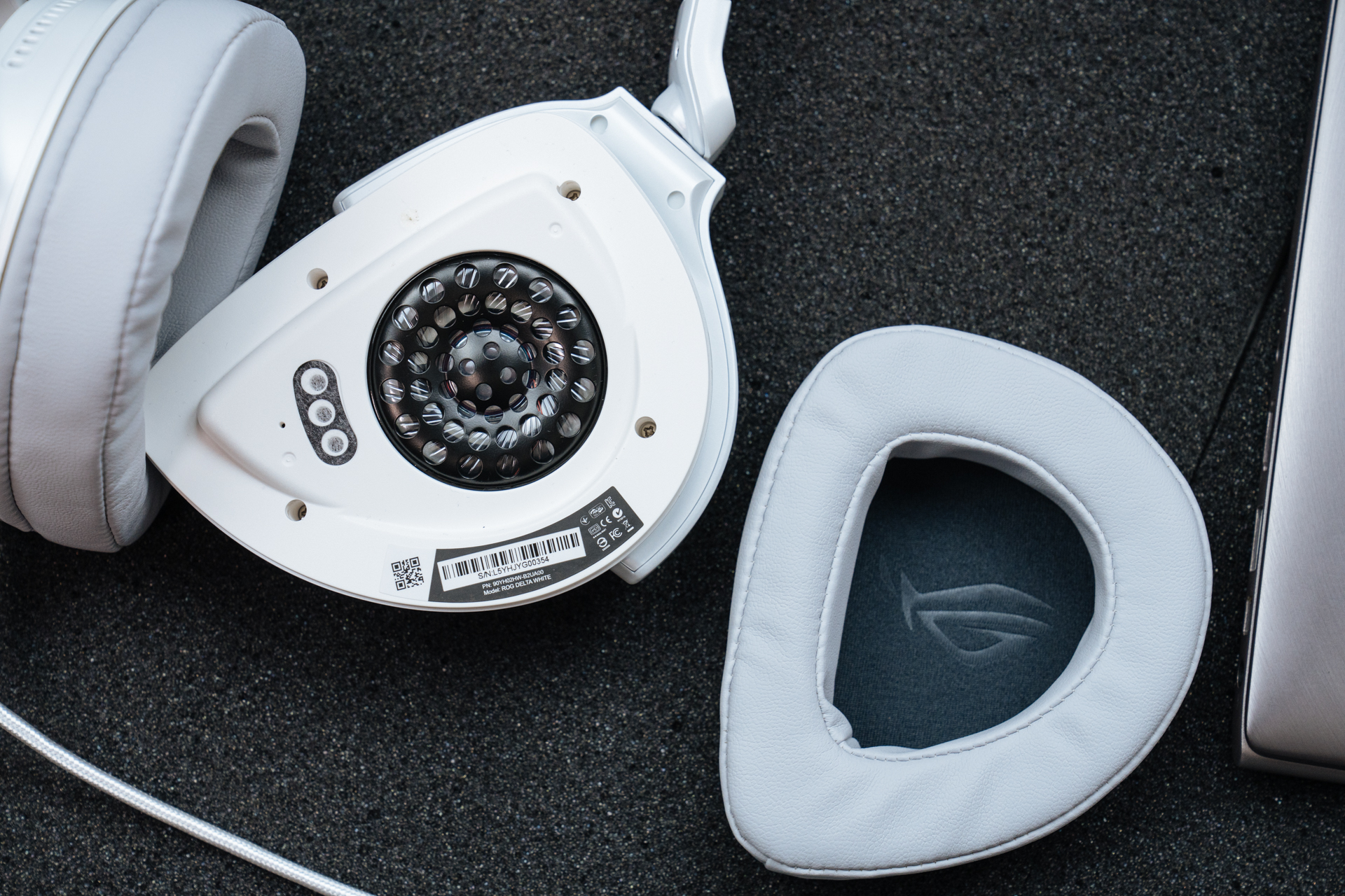 华硕rog月耀白蓝牙耳机,华硕rogdelta耳机评测