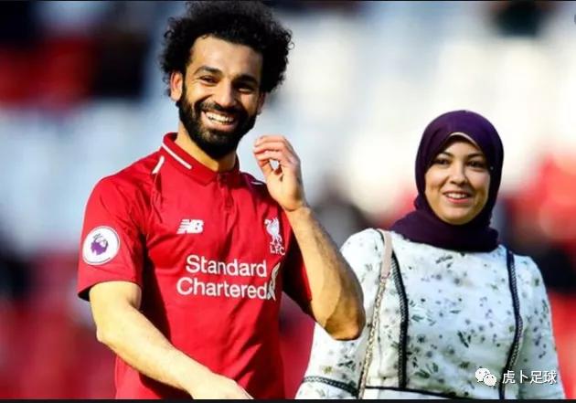 足球球员与球迷的暖情时刻,足球运动员与球迷的暖心时刻