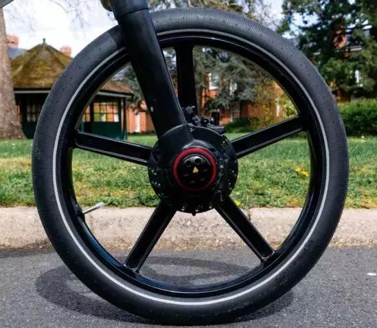 c罗购买的黑色的车 (c罗的车多少元)