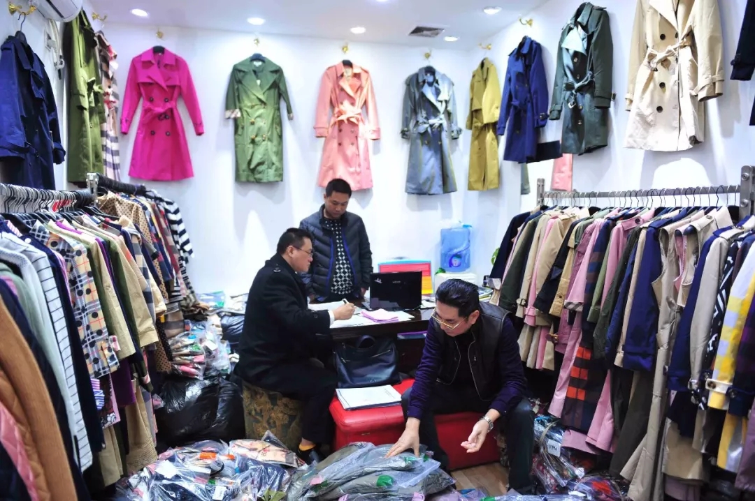 nike阿迪折扣店衣服是正品吗,商场特卖的衣服靠谱吗