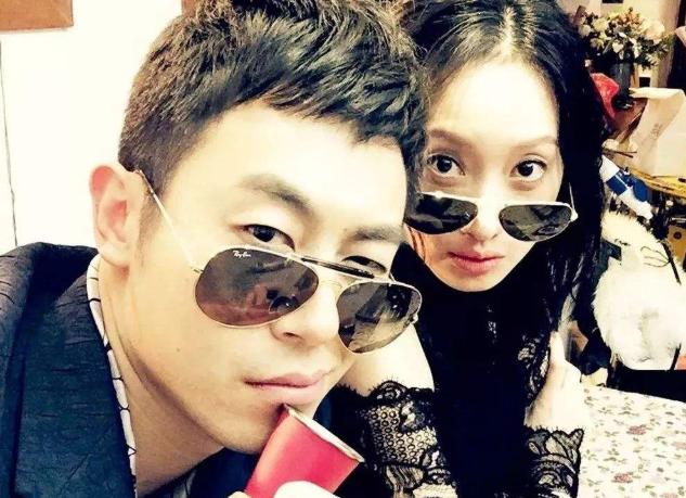 朱亚文硬汉也会秀恩爱,朱亚文行走的荷尔蒙真实的暖男