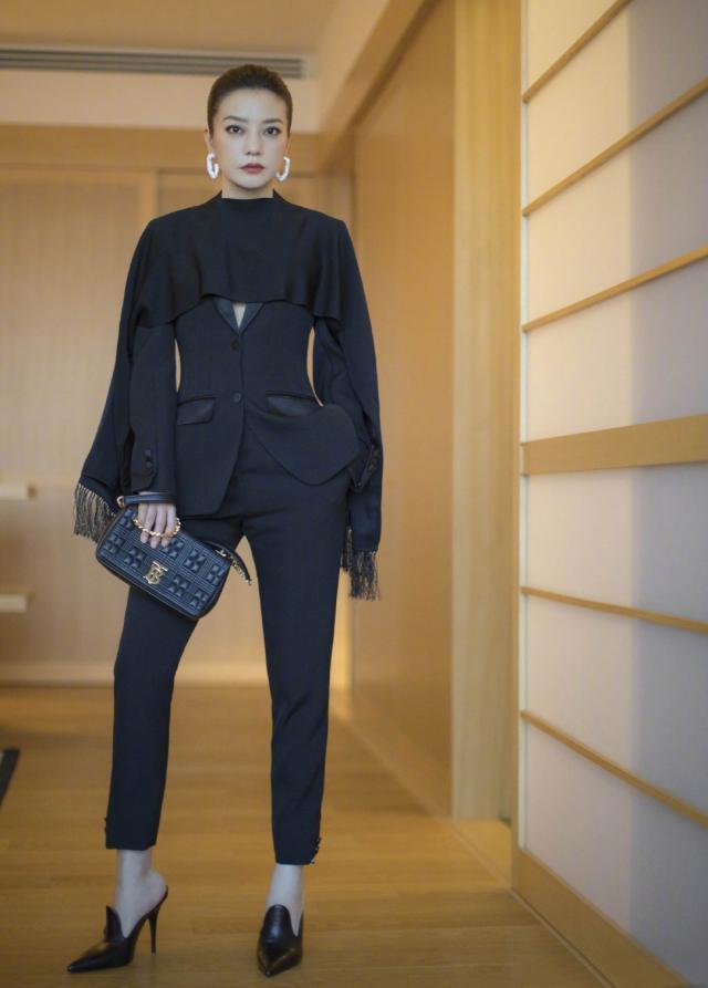 赵薇减龄装扮,赵薇红头纱