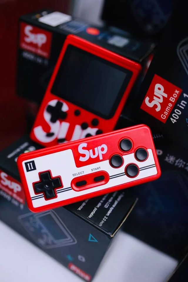 在魔都这家潮牌娃娃机店里，我竟然花了五块钱抓了个AJ