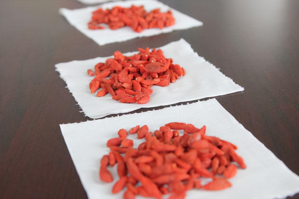 枸杞泡酒喝三两有害吗,二两枸杞泡酒喝的功效