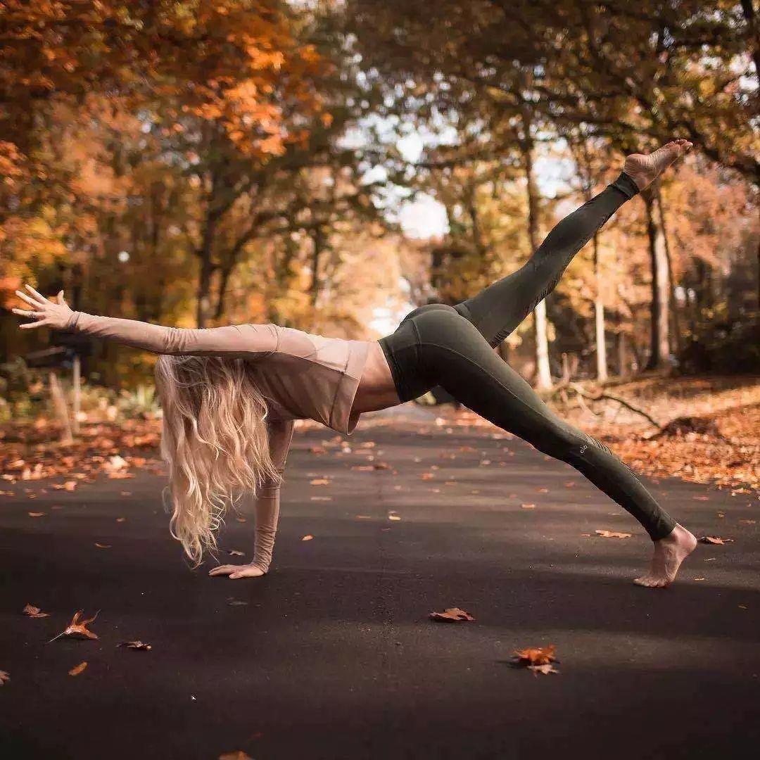 后背疼练习什么瑜伽体式,治疗后背疼痛的瑜伽动作