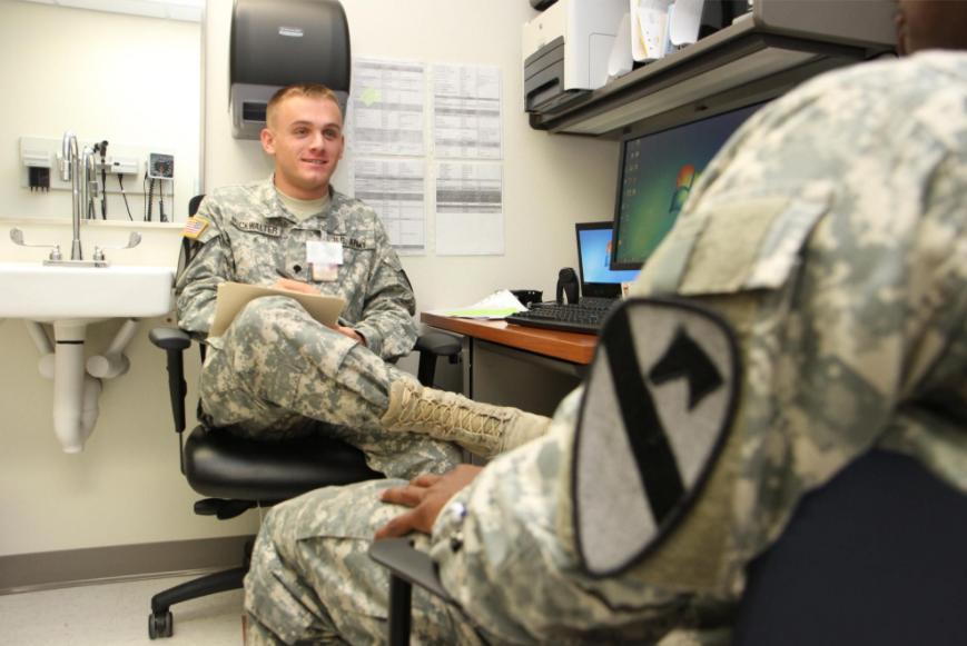 美国人一切向钱看，为了6位数的工资，精神科医生狠心离开部队