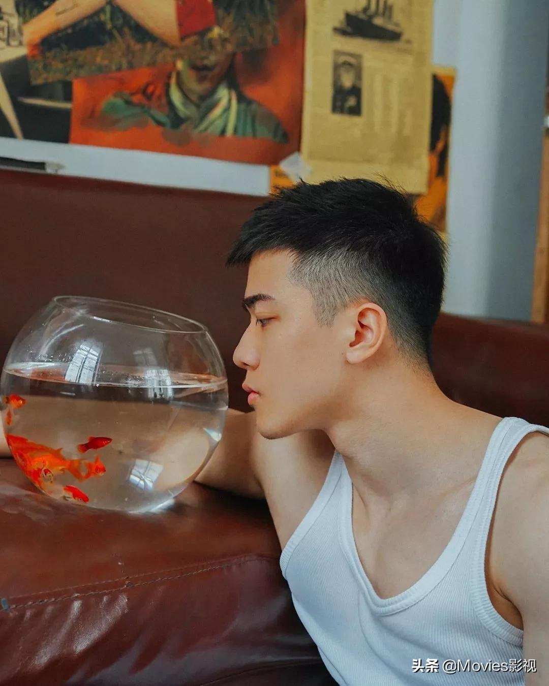 穿短裤比汪小菲还好看！奶凶腱子肉小狼狗，浴室照疯狂撩粉！