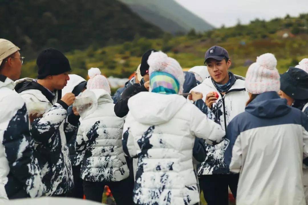 羽绒服和冲锋衣哪个更宽,羽绒服和冲锋衣哪个更适合户外