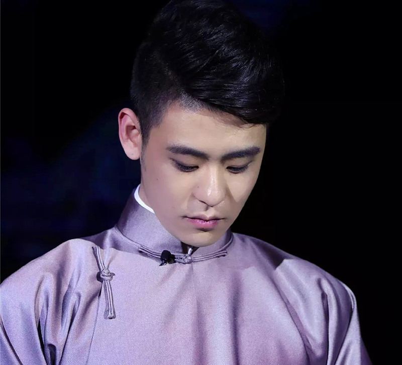 开眼了，能让女孩带着荧光棒听相声的只有他了，为啥这么火？