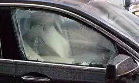 汽车玻璃升降器缝隙脏了怎么清理,汽车玻璃贴膜后有脏点怎么处理